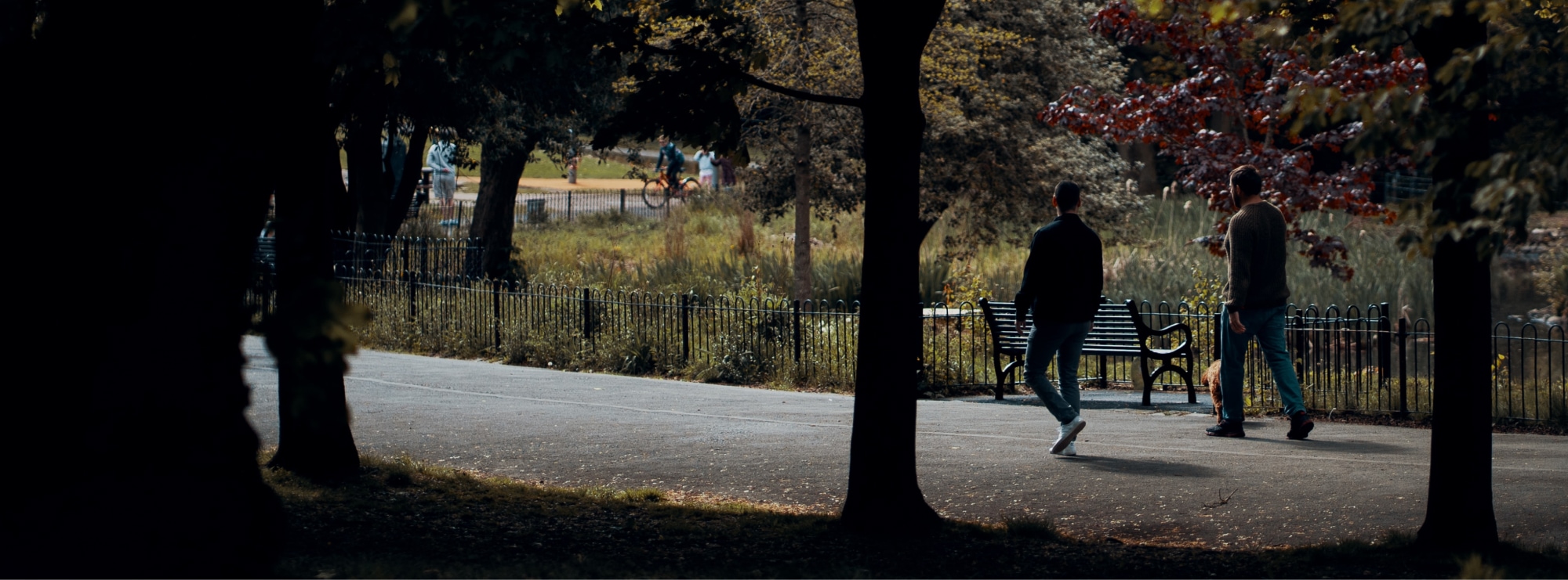 2 people walking in a park in Glasgow
